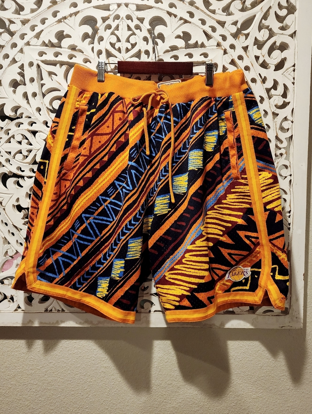 NBA HARDWOOD CLASSICS Mitchell & NESS Lakers Game Day Tribal Pattern Shorts -XXL - Picture 10 of 15